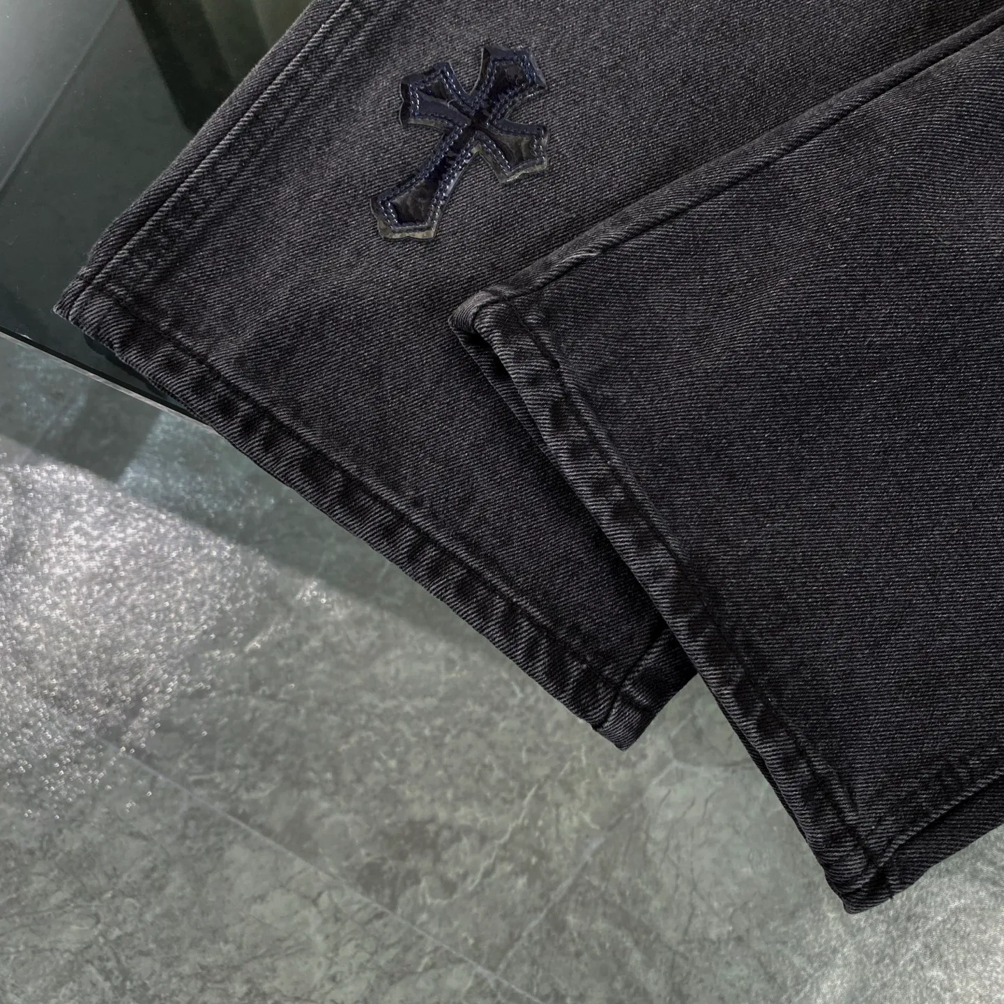 P270 CH Chromehearts limited edition work jeans denim logging pants, cabinet price 34W level, patchwork cross pattern embellishment, washed jeans! ! An absolutely high-end luxury product, a 1.9W-level god-level single product, a super popular product, made by top heavy industry, a magic weapon that cannot be missed! [About Zangyin] This is an extremely luxurious fashion brand that can also be called the aristocracy of the high street. It has always been an exclusive brand for some hipsters or rich second generations. Compared with ordinary high streets, it is more luxurious and noble. Compared with luxury brands, it is more fashionable and individual. It has always been a brand that I have a special liking for. [Top heavy industry fashion design] Consistently high-street luxury style. Speaking of this style, the Zangyin family and GU family are definitely the leading representative brands. Especially the Zangyin family has really achieved a state-of-the-art effect in creating high-street style. The unique washed material is used to create this style. The color system is already quite eye-catching. After it is decorated with patchwork cross flowers, it cleverly highlights the charm of the brand. Secondly, this style uses classic The high-waist cutting design highlights the long legs and fashionable temperament of the upper body. The brand is highly recognizable and the slim fit configuration is more suitable for daily wear. It is a product that interprets personality, fashion, and specifications at a glance. This single product is enough to make any fan excited. It can be a white T-shirt for a youthful college style, or a tight suspender for a royal style. It has strong matching ability and can be easily controlled by men.  [Materials and craftsmanship] Needless to say, this point goes without saying. As an excellent craftsman brand, Zangyin’s requirements for details and craftsmanship are really perfect. The washed color of this model has gone through so many processes, not to mention the embellishment of denim appliques. It is also purely hand-made and sewn. Just like what they believe in, only hand-made things have soul and have the meaning of wear. A top-notch heavy-duty fashionable denim item, I look forward to your perfect interpretation! !  Color: black gray Size: 28-34